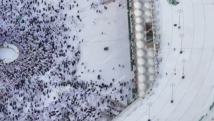 الحجاج يتعبدون في الكعبة المشرفة مع عمال النظافة الذين يقومون بصيانة المسجد الحرام