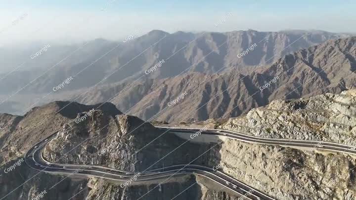 فيديو 4K من طائرة بدون طيار في الطائف، منظر جوي لجبل الهدا في مدينة الطائف، منظر علوي