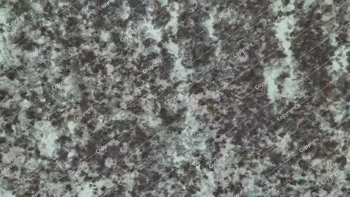 منظر علوي - طائرة بدون طيار تلتقط صورًا جوية فوق شاطئ البحر. أمواج بحر خلابة. شاطئ رملي.