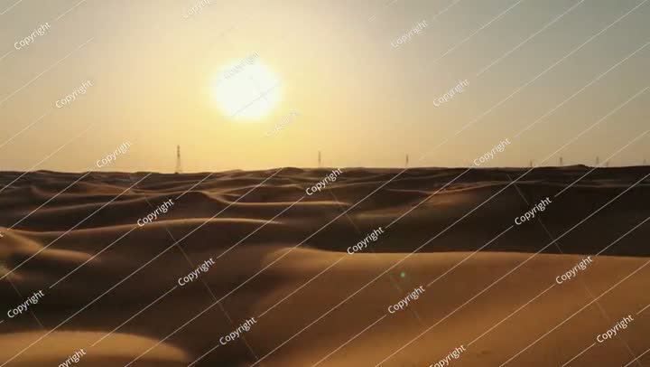 لقطة جوية من طائرة بدون طيار تظهر تحليقًا فوق كثبان رملية صحراوية كبيرة في دبي، الإمارات العربية المتحدة.