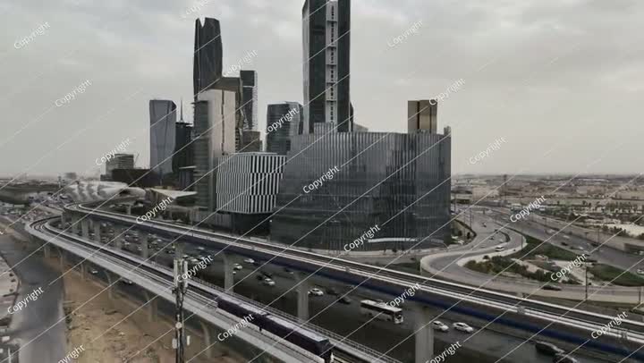 تقاطع الطريق ومحطة المترو بالقرب من مركز الملك عبدالله المالي