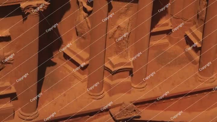 منظر قريب للأعمدة الحجرية المنحوتة والهندسة المعمارية التفصيلية لمدينة قديمة