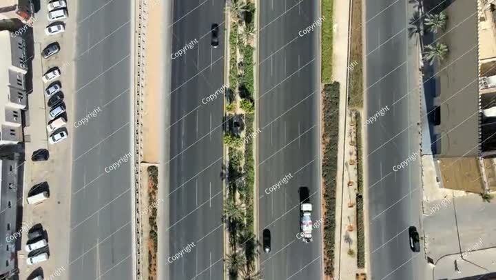 طائرة بدون طيار مزودة بكاميرا تحلق فوق الطريق الدائري الشرقي بالرياض