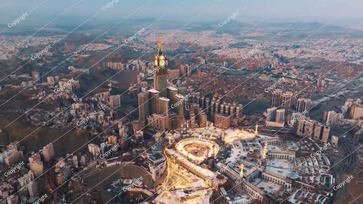 منظر جوي للكعبة المشرفة وبرج الساعة أبراج البيت في مكة المكرمة عند شروق الشمس