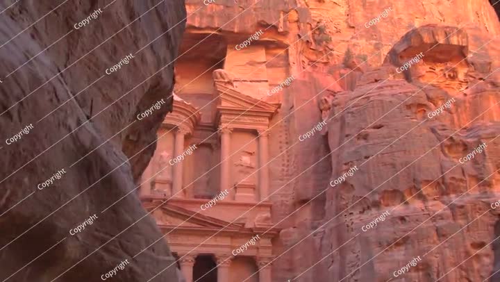 مبنى الخزانة، الخزنة، كما يظهر من خلال وادي السيق الضيق في منطقة جولدن