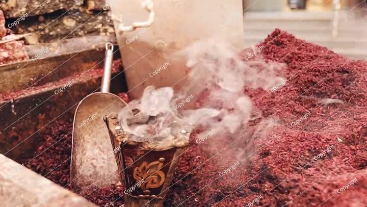  حرق البخور العربي التقليدي في سوق جدة