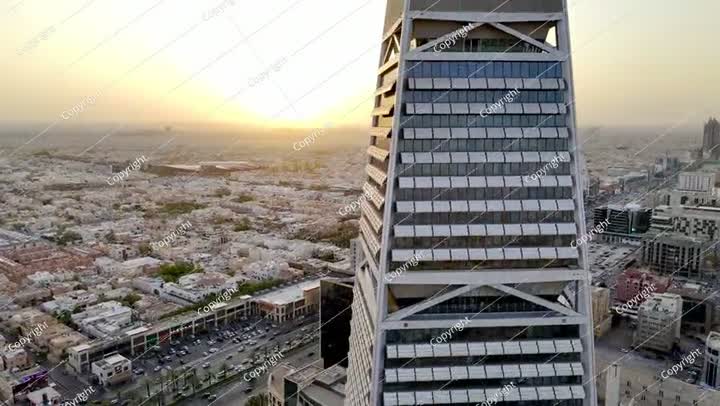 برج الفيصلية، ناطحة سحاب تجارية هرمية الشكل. الرياض. لقطة من طائرة بدون طيار.
