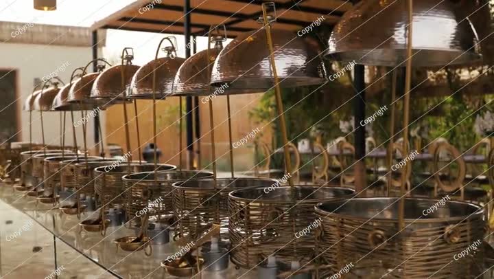 خدمة بوفيه فاخرة مع أطباق فاخرة. فيديو. المملكة العربية السعودية.