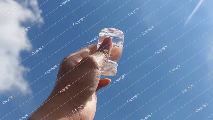 زجاجة صغيرة ذات غطاء أبيض تحتوي على مياه معدنية أو ماء زمزم