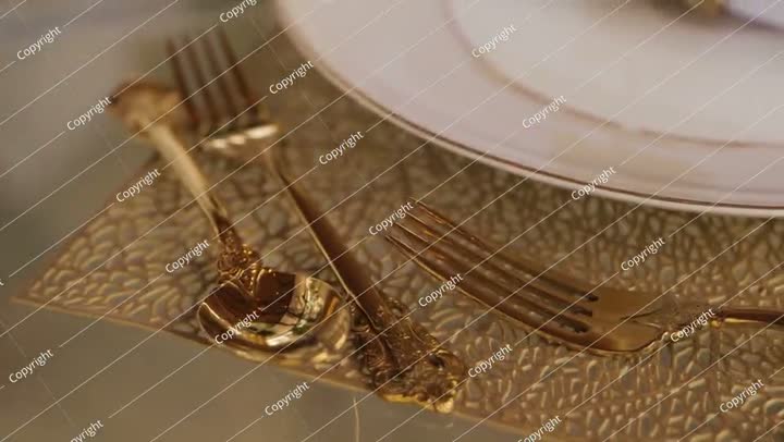 فيديو أدوات مائدة ذهبية أنيقة على طاولة طعام فاخرة. المملكة العربية السعودية