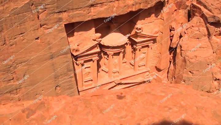 منظر من أعلى لخزنة الخزنة المنحوتة في واجهة الصخر الرملي