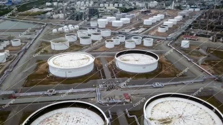 منظر جوي. انبعاثات في الغلاف الجوي من الأنابيب الصناعية. أنابيب المداخن