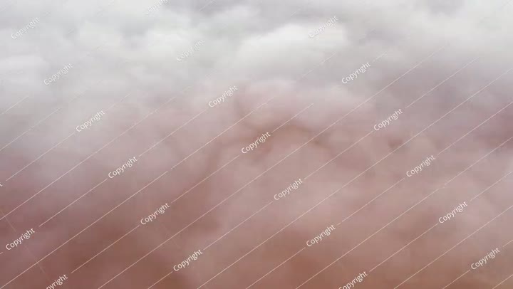 منظر جوي لكثبان رملية ضخمة وسط ضباب كثيف.