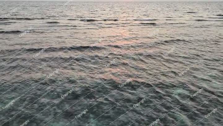 منظر علوي - طائرة بدون طيار تلتقط صورًا جوية فوق شاطئ البحر. أمواج بحر خلابة. شاطئ رملي.