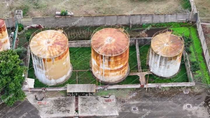 عرض طائرة بدون طيار لبراميل الوقود القديمة الصدئة