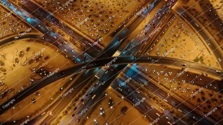 منظر جوي ليلي لأضواء مدينة الرياض وطرقها السريعة. مركز الملك عبدالله المالي