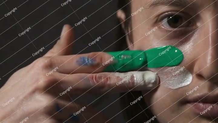 وجه المشجع. ألوان العلم الأخضر والأبيض.