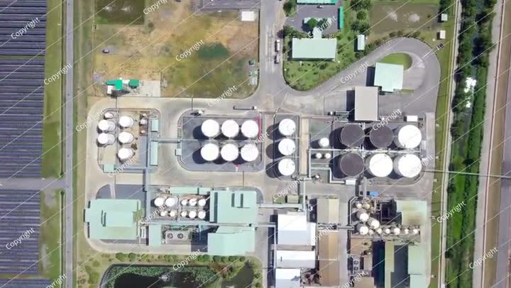 منظر جوي لخط أنابيب في مصنع كيميائي للبتروكيماويات، حيث ينفث الدخان. 4K Aeri