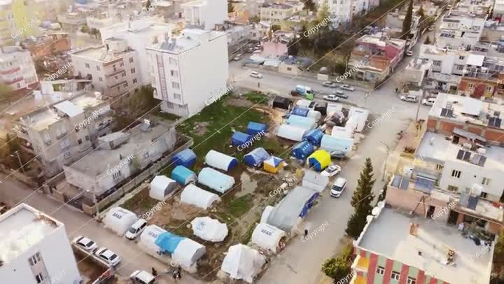 الناس يقيمون في الخيام بدلاً من منازلهم المتضررة في الزلزال