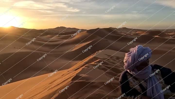 البربر في الكثبان الرملية على أبواب الصحراء في مرزوكة لا يصدق