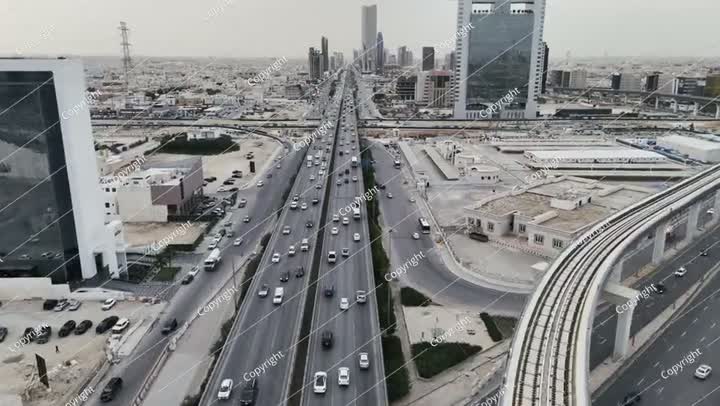 تقاطع الطريق بالقرب من مركز الملك عبدالله المالي