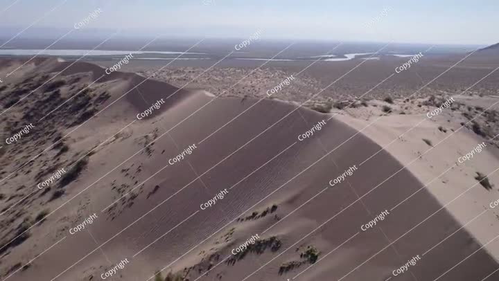 كثبان رملية كبيرة وسط الصحراء