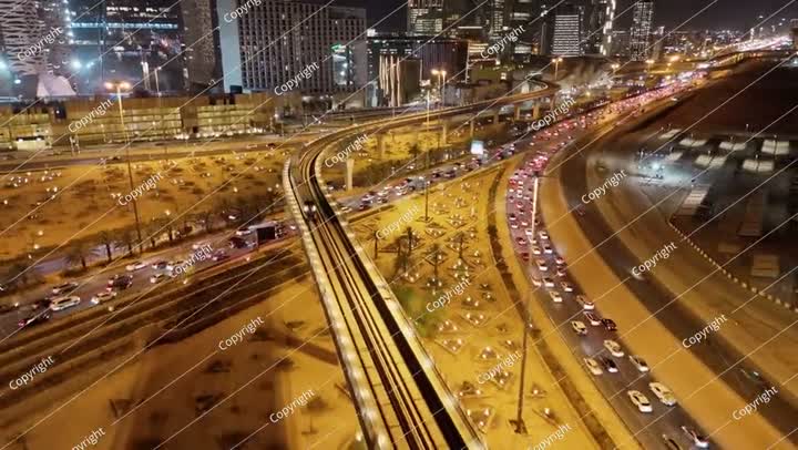 منظر جوي ليلي لأضواء مدينة الرياض وطرقها السريعة. مركز الملك عبدالله المالي