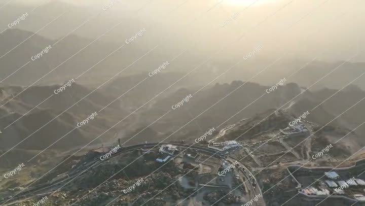 فيديو 4K من طائرة بدون طيار في الطائف، منظر جوي لجبل الهدا في مدينة الطائف، منظر علوي