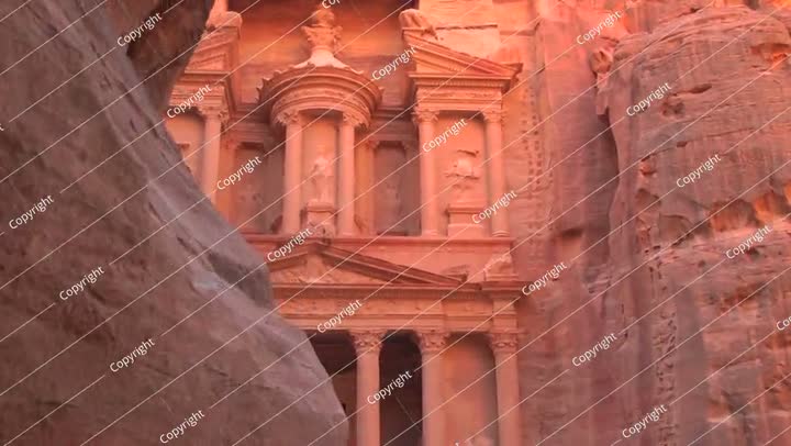 الخزنة القديمة المنحوتة في جدران صخرية من الحجر الرملي والتي تم مشاهدتها