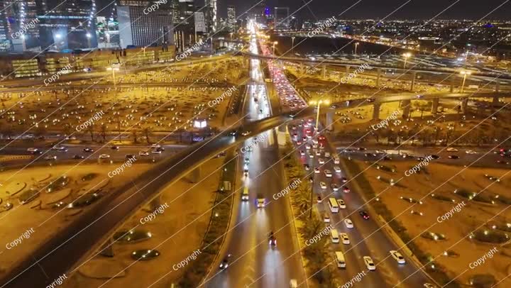 منظر جوي ليلي لأضواء مدينة الرياض وطرقها السريعة. مركز الملك عبدالله المالي