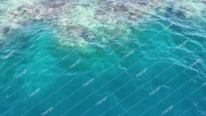 منظر جوي لطائرة بدون طيار تحلق فوق البحر الأزرق. أمواج بحر خلابة وشعاب مرجانية خلابة.