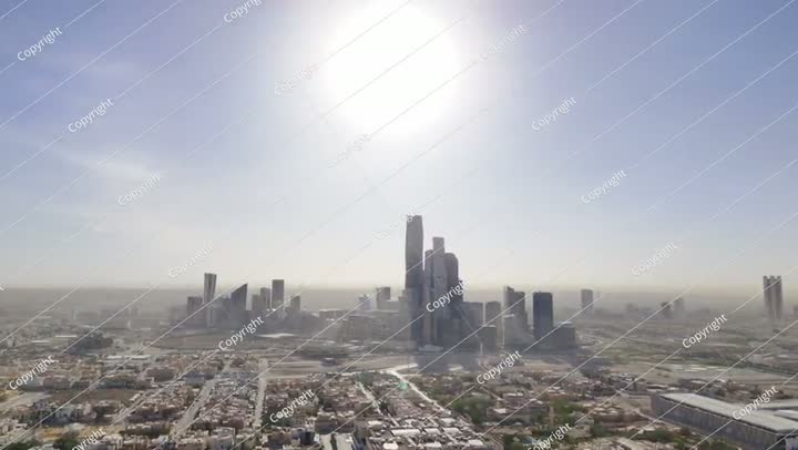 منظر طائرة بدون طيار لـ KAFD في ضباب الصباح من بعيد