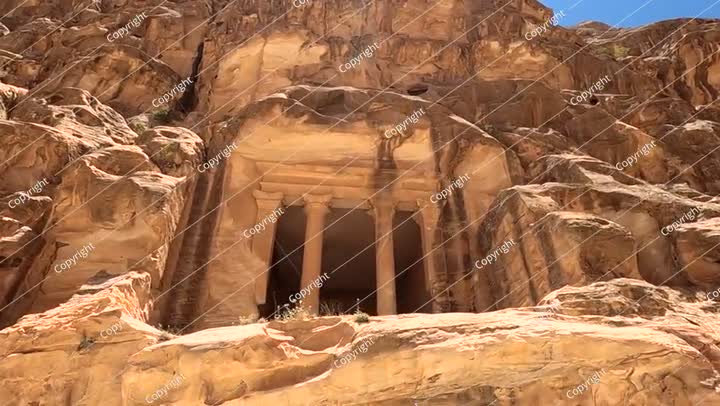 منظر لواجهة منحوتة في الصخر مبنية في جرف جبلي في المدينة القديمة