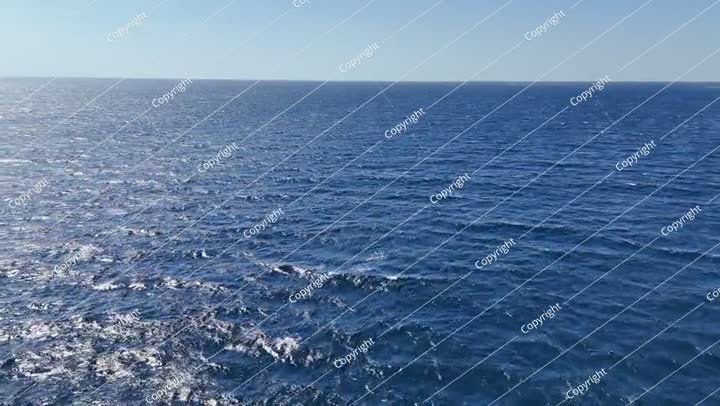 منظر جوي لطائرة بدون طيار تحلق فوق البحر الأزرق. أمواج بحر خلابة وشعاب مرجانية خلابة.