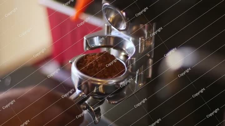 مطحنة قهوة تعمل على تحضير قهوة طازجة عالية الجودة