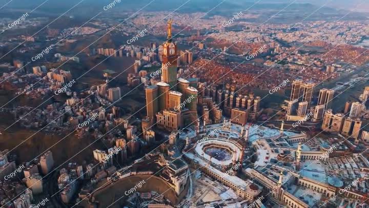 منظر جوي للكعبة المشرفة وبرج الساعة أبراج البيت في مكة المكرمة عند شروق الشمس