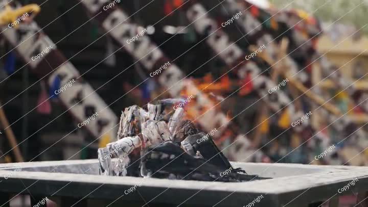 نار المخيم العربية التقليدية في خيمة بدوية. فيديو.