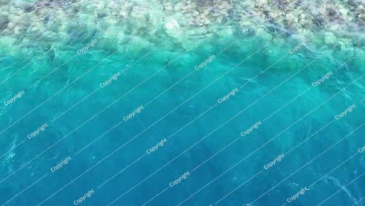 منظر جوي لطائرة بدون طيار تحلق فوق البحر الأزرق. أمواج بحر خلابة وشعاب مرجانية خلابة.