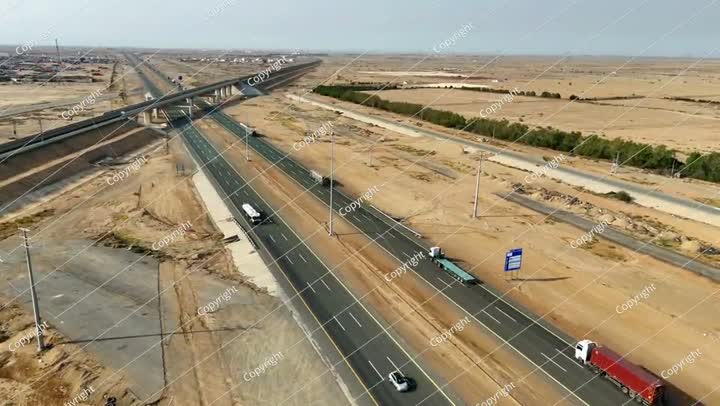  طريق سريع صحراوي - فيديو 4K من الجو