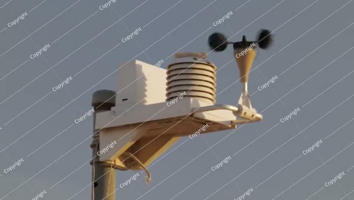 تدور ريشة الطقس في محطة الأرصاد الجوية في اتجاه الريح