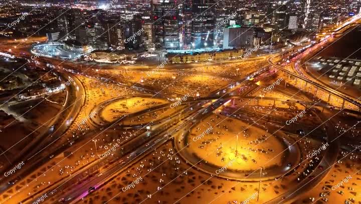 منظر جوي ليلي لأضواء مدينة الرياض وطرقها السريعة. مركز الملك عبدالله المالي