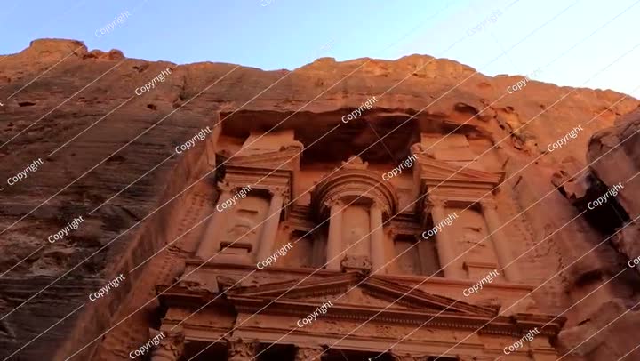 منظر من زاوية منخفضة لواجهة الخزانة القديمة المنحوتة في الصخر