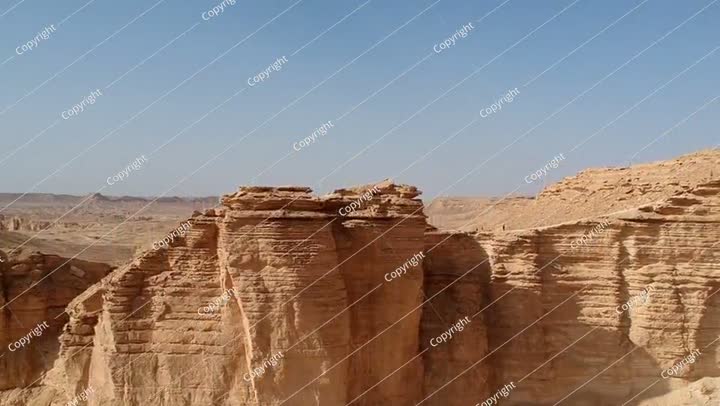 طائرة بدون طيار مزودة بكاميرا تحلق فوق حافة العالم