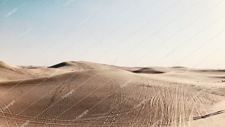 منظر للكثبان الرملية الصحراوية في أبوظبي، الإمارات العربية المتحدة