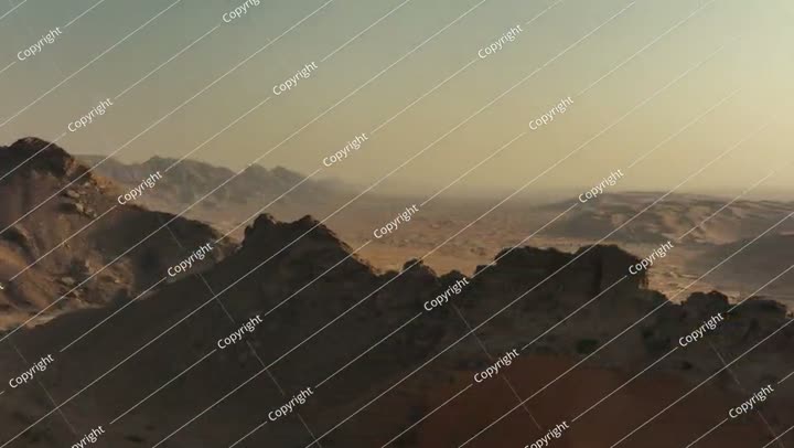 لقطات جوية من طائرة بدون طيار لصحراء دبي في الإمارات العربية المتحدة أثناء غروب الشمس مع صخور لا تصدق.