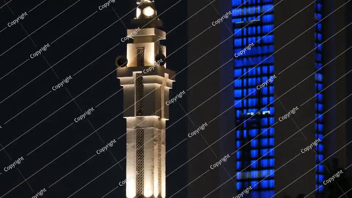 مئذنة المسجد المضاءة في الليل