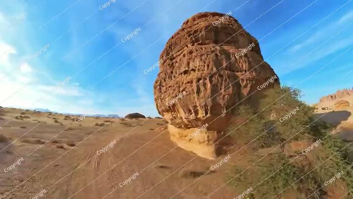 القصر الفريد هو أكبر مقبرة في الحجر ويطل على المناظر الصحراوية