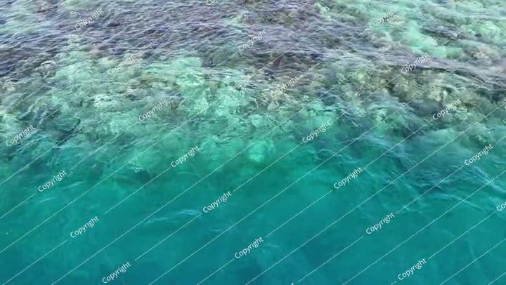 منظر جوي لطائرة بدون طيار تحلق فوق البحر الأزرق. أمواج بحر خلابة وشعاب مرجانية خلابة.