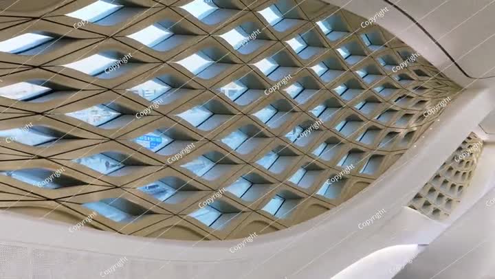 هندسة السقف الحديثة في محطة مترو مركز الملك عبدالله المالي بالرياض، المملكة العربية السعودية