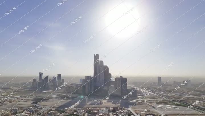 منظر طائرة بدون طيار لـ KAFD في ضباب الصباح من بعيد